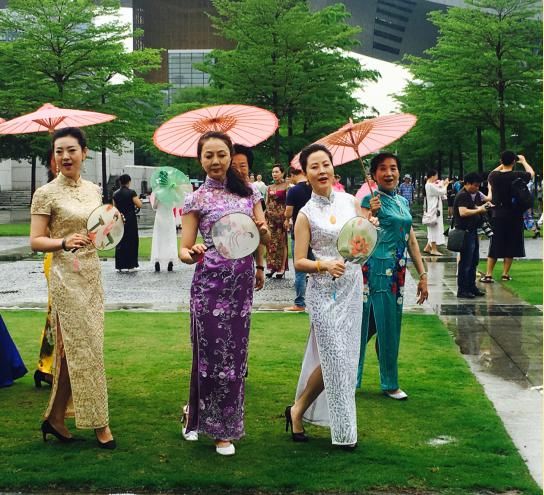 侨媛助阵文博会  雨中旗袍快闪(图4)