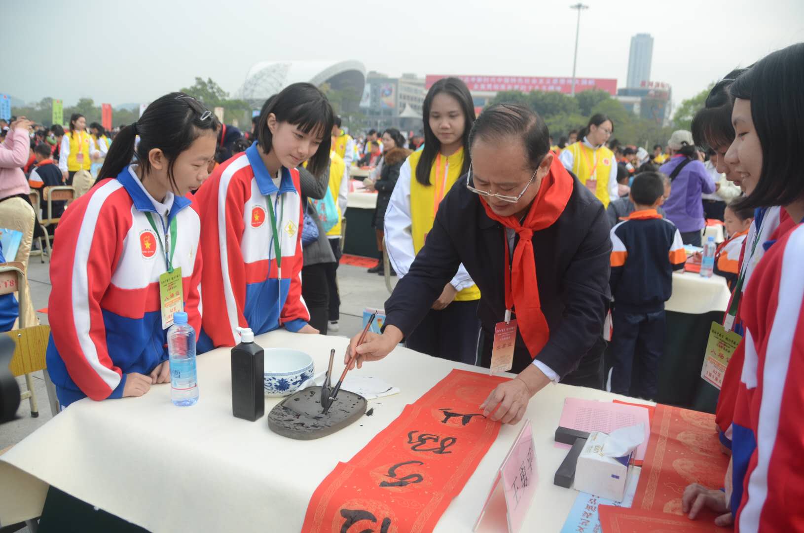 中央电视台春联征集万人书写大会肇庆举行(图3)