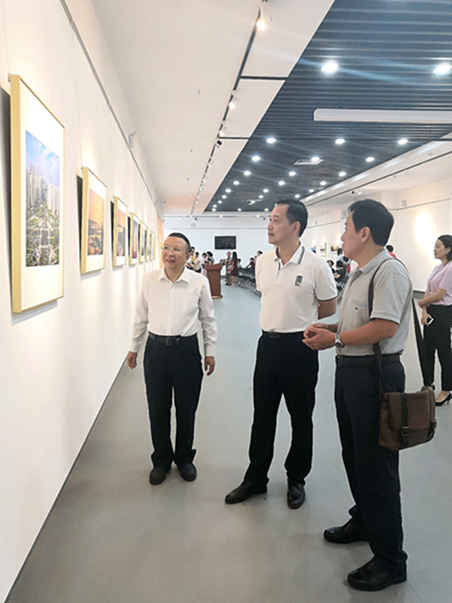 用镜头讴歌新时代，《深圳宝安摄影12相》主题展成功开展(图4)