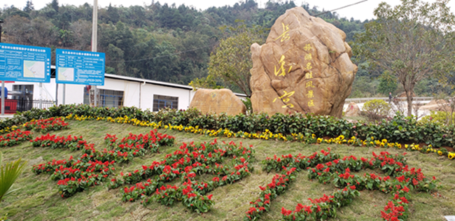 东兰县委县政府县总工会到长乐宫景区建筑工地走访慰问农民工(图1)