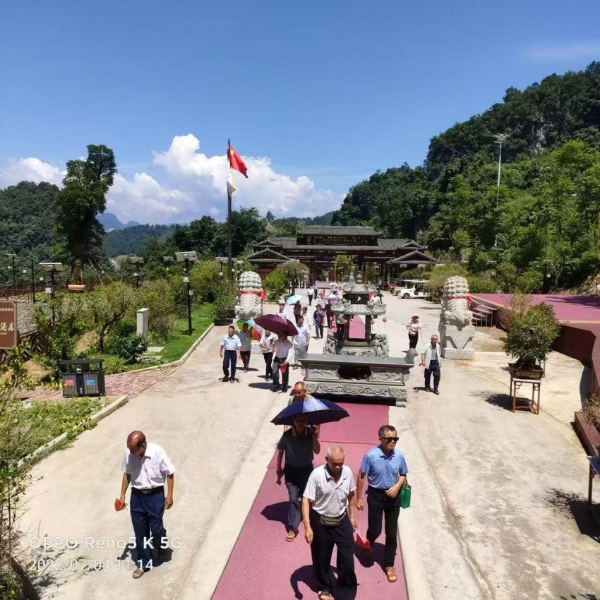 广西东兰长乐宫景区 千年秋枫许愿树 近日引来众多游客(图8)
