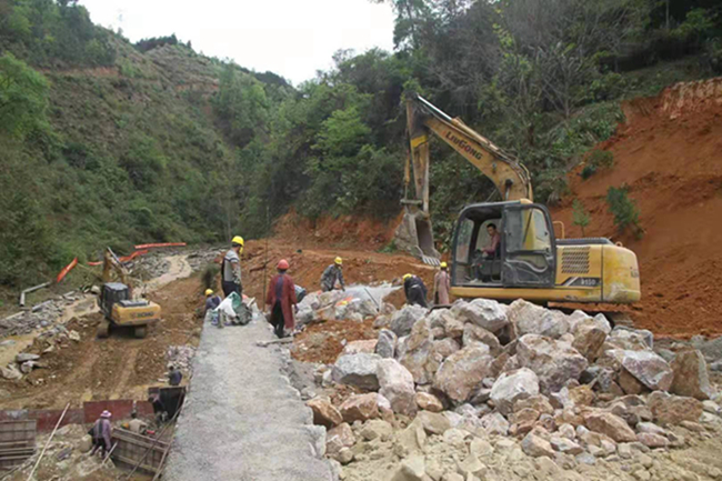 广西东兰香河漂流景区大门落成(图2)