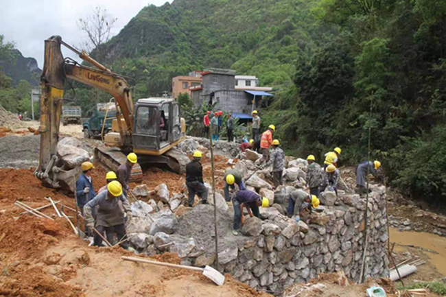 广西东兰香河漂流景区大门落成(图3)