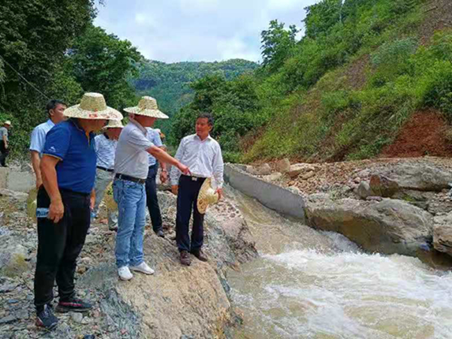 河池市政协副主席、东兰县委书记黄贤昌到香河漂流景区检查指导工作(图3)